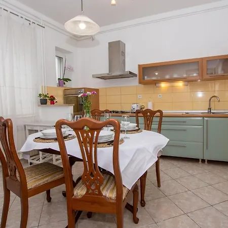 Dinos Place Ζαντάρ