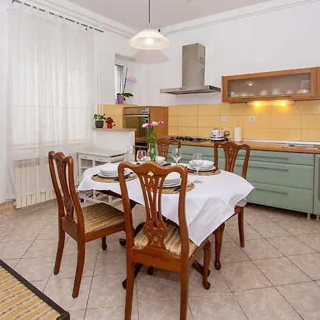 Dinos Place Ζαντάρ